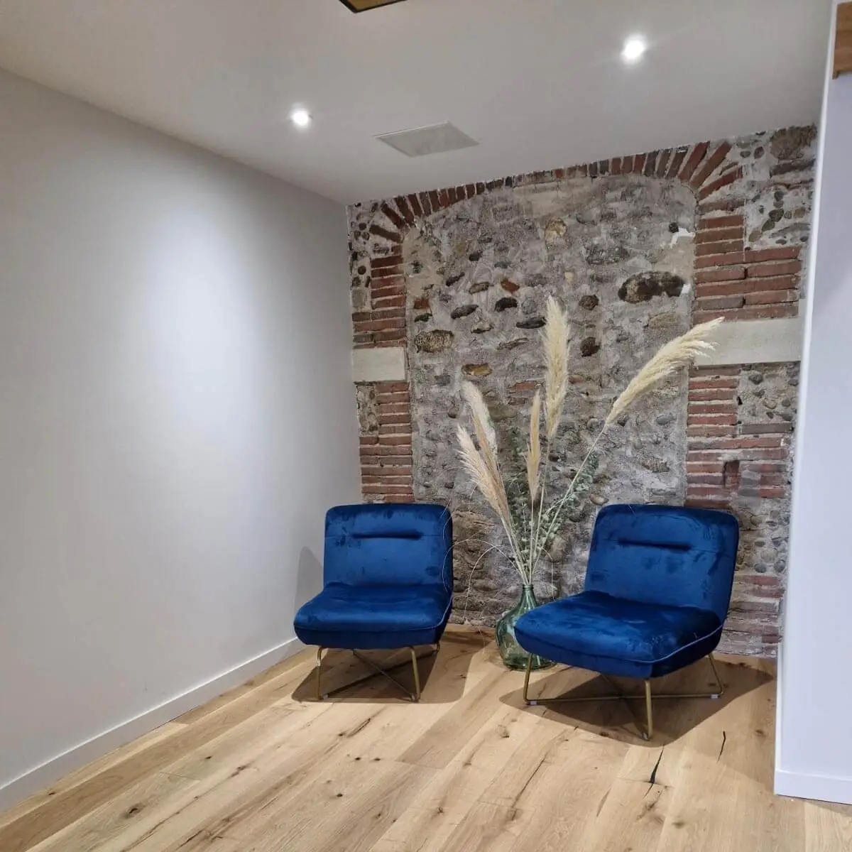 Fauteuils confortables dans le local Jeannelle